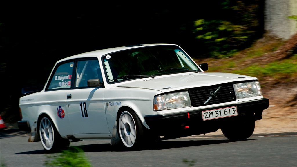 Heino Mejer og Bo Mølgaard fra Rally Team Mejer kørte den hvide Volvo 242 Turbo ind på en samlet 1. plads i Lindum Skov Hillclimb.
(Foto: rallypics.dk / Viggo Johansen)